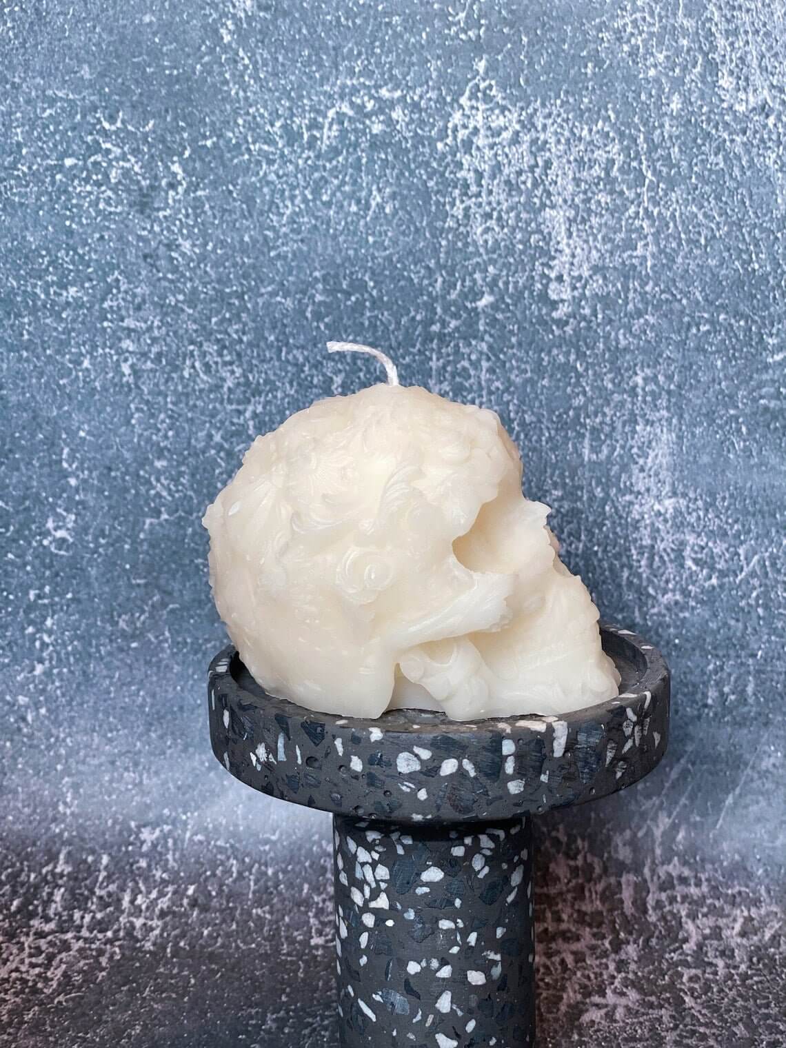 Handmade Skull Candle with Floral Details – Custom Colors & Scents for a Unique Touch