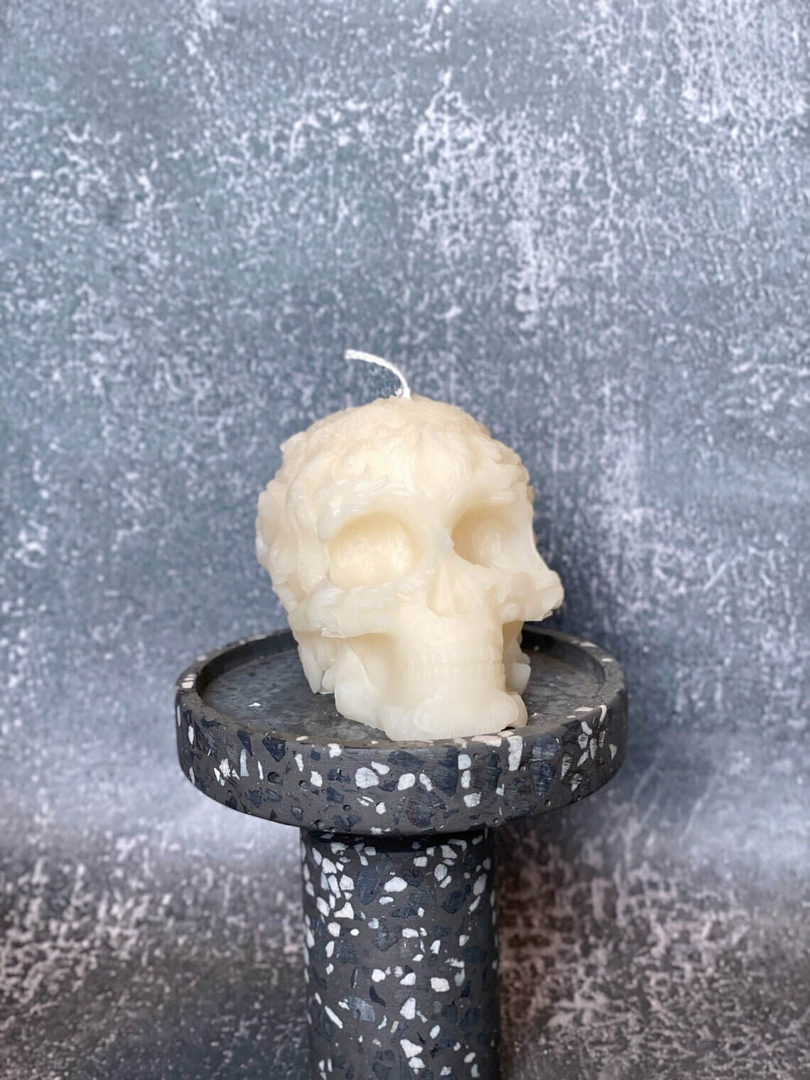 Handmade Skull Candle with Floral Details – Custom Colors & Scents for a Unique Touch